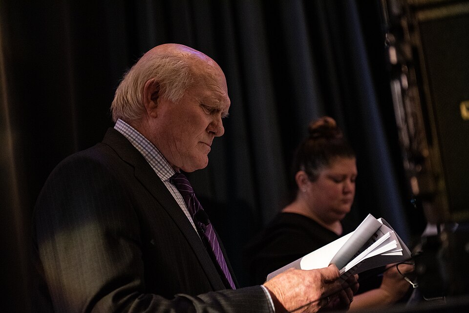 Terry Bradshaw reviewing notes backstage before an event mantlemagazine.com