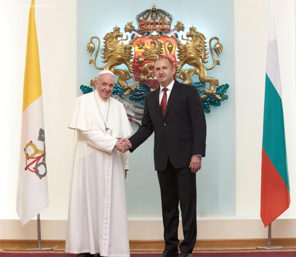 Pope Francis shaking hands with Bulgarian President Rumen Radev at the Vatican